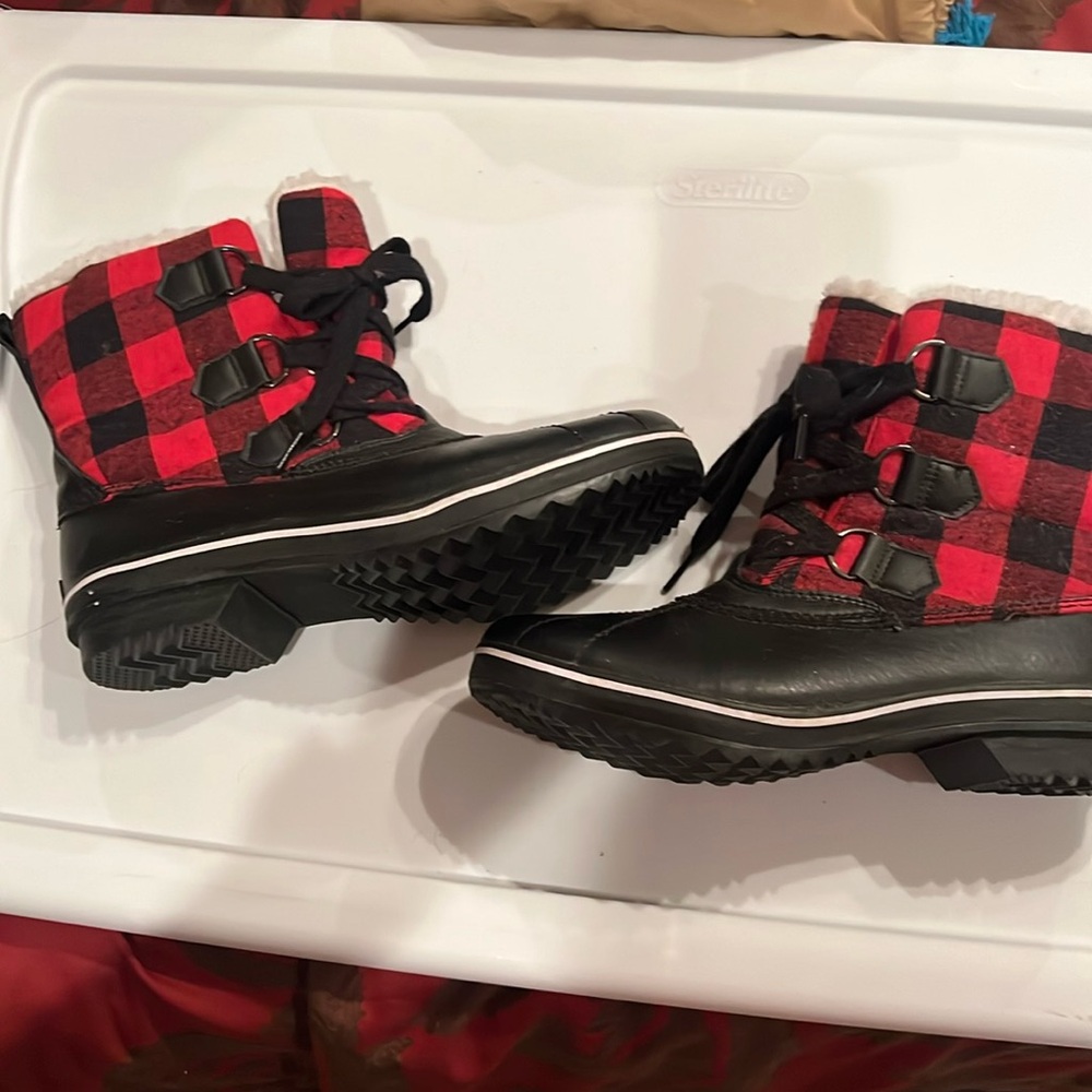 Ladies JBU Winter Boots snow rain boots  NWOT 8.5 Buffalo Plaid Red Black check